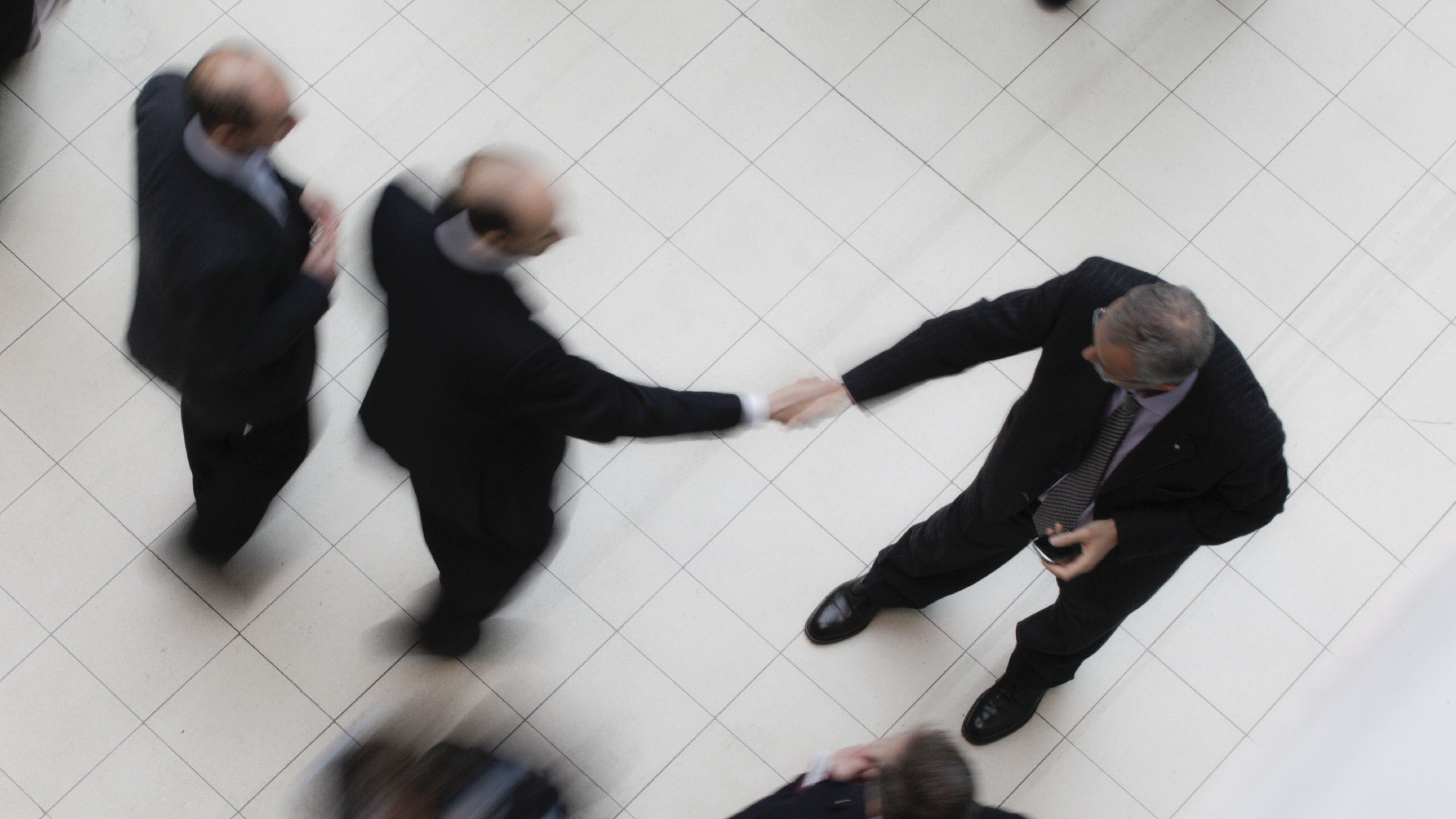 Empresarios dandose la mano